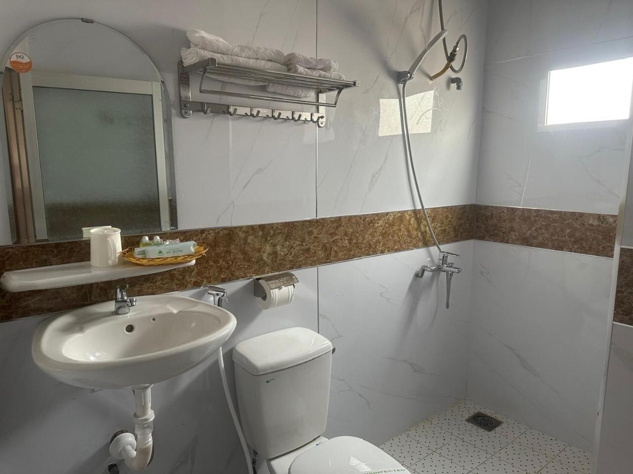 Du Hung 1 Hotel Hà Tiên Exteriör bild